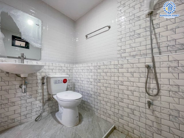 *****ทาวน์เฮ้าส์มือสองย่านนนทบุรี ม.ซอยเรวดี57 ติวานนท์ บนเนื้อที่ 17 ตร.ว. ฟังก์ชัน 3 ห้องนอน 2 ห้องน้ำ 1 ที่จอดรถ บ้านรีโนเวทใหม่ สภาพนางฟ้า พร้อมอยู่ เพียง 5 นาทีก็ถึงรถไฟฟ้าสายสีม่วง "สถานีบางกระสอ" ใกล้ทางด่วน "งามวงศ์วาน" จองด่วน!